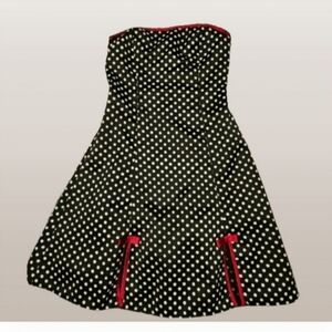 B/W polka dot dress wit red satin trim